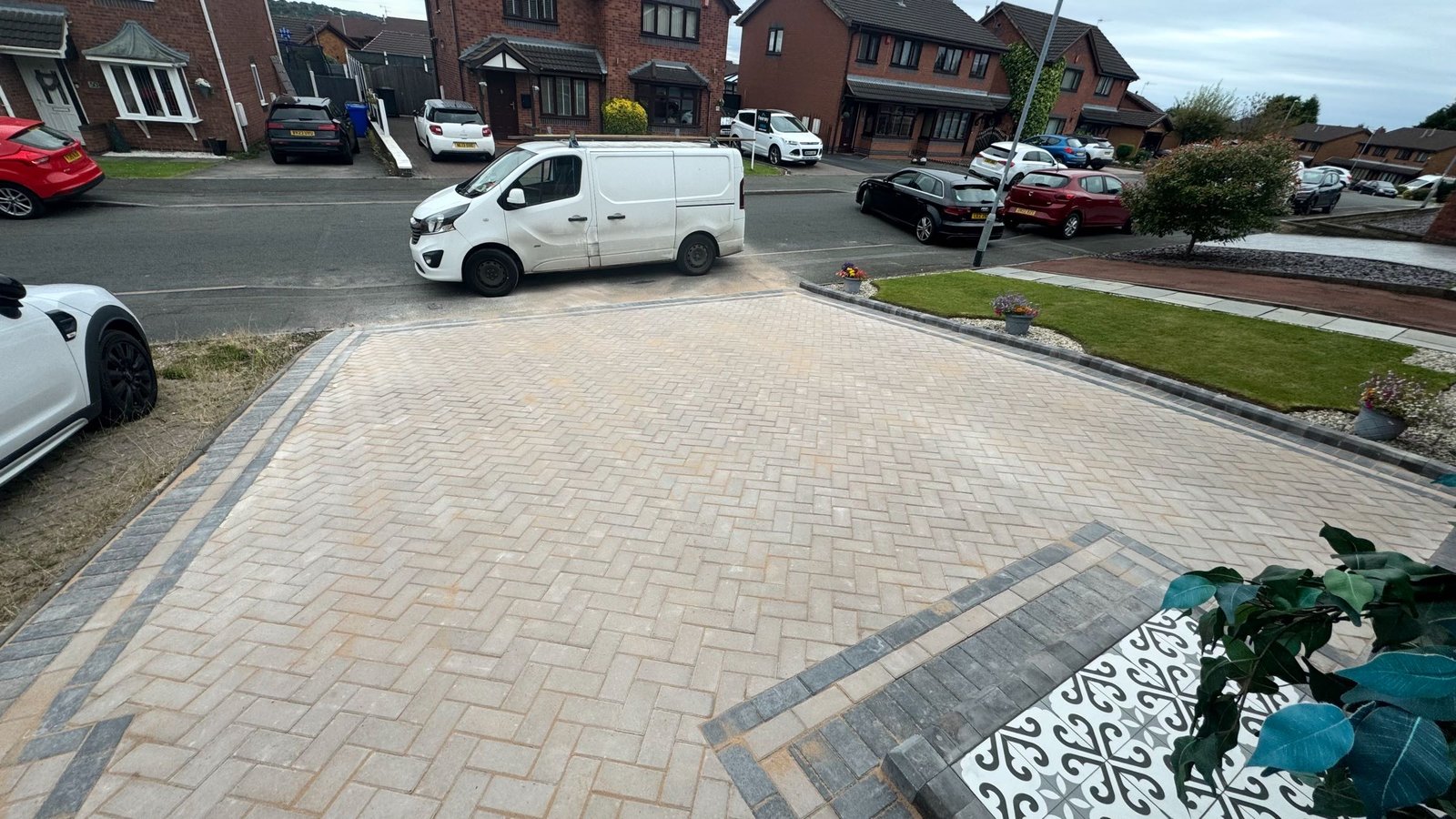 Contrasting Block Paved Driveway image 1