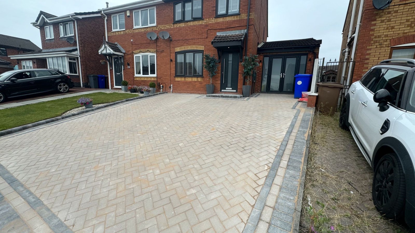 Contrasting Block Paved Driveway image 2