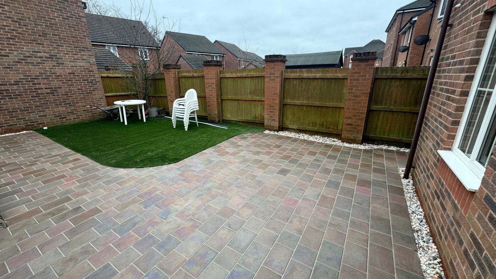 Cobbled Porcelain Patio image 3